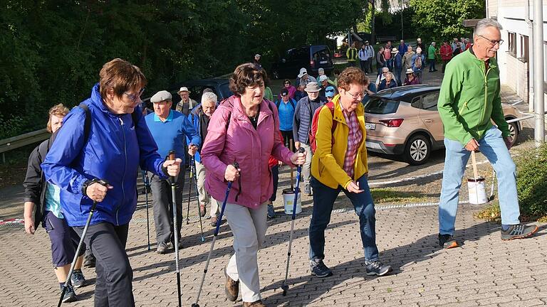 Vom DJK-Sportheim in Erlenbach-Tiefenthal startete die Wandertour der Seniorinnen und Senioren, die aus nah und fern angereist waren.