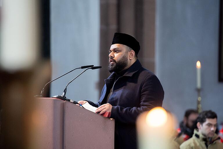 Spontanen Beifall gab es in der Stiftskirche für Zischan Mehmood, Imam der Ahmadiyya-Gemeinde in Aschaffenburg. Spontanen Beifall gab es in der Stiftskirche für Zischan Mehmood, Imam der Ahmadiyya-Gemeinde in Aschaffenburg.