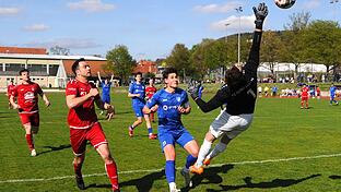 Die Spiele des FC 06 Bad Kissingen und TSV Münnerstadt       -  Wieder ohne Fortune im Abschluss: Hier verhindert Gerolzhofens  Keeper Maximilian Gallet einen Kissinger Treffer gegen Cedric Bäßler (vorne) und Co.