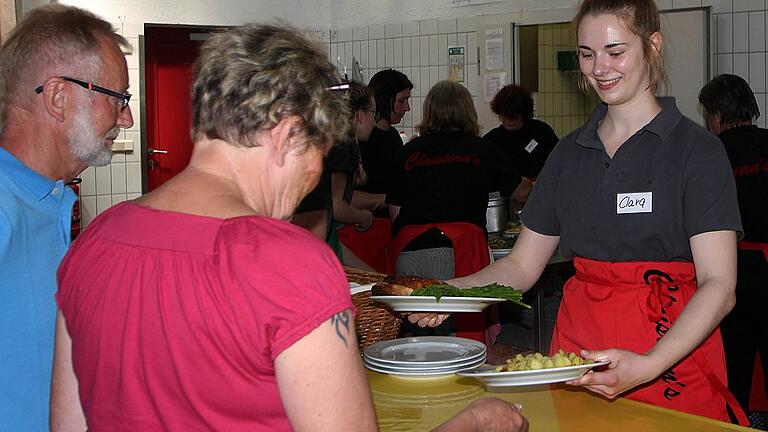 Das bewährte Damenteam meisterte den Ansturm hungriger Gäste beim Hoffest. Vom Vormittag bis zur Kaffeezeit riss die Warteschlange fürs Mittagessen nicht ab.