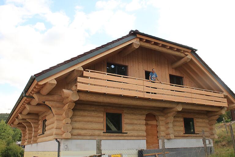 Wuchtig und mit zwei Metern Dachüberstand: Steffen Endres auf dem Balkon seines im Bau befindlichen Hauses in der Straße 'Zur Wolfswiese'. Wuchtig und mit zwei Metern Dachüberstand: Steffen Endres auf dem Balkon seines im Bau befindlichen Hauses in der Straße 'Zur Wolfswiese'.