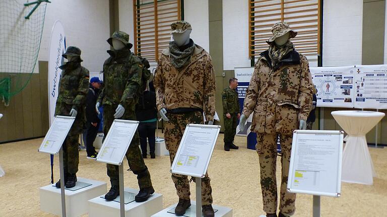 Bei den Kasernentagen in Volkach im Mai 2019 durfte auch ein Blick auf die Bundeswehr-Kleidung geworfen werden.