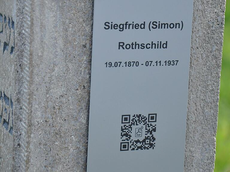 Eine Tafel mit QR-Code gibt Auskunft über die Biographie von Siegfried (Simon) Rothschild.