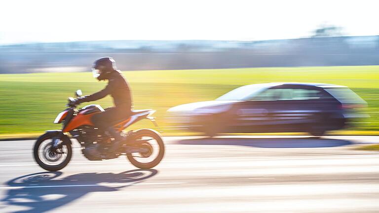 Jedes Jahr entbrennt der Streit um die Lärmbelästigung durch Motorradfahrer und -fahrerinnen erneut. Eine Lösung seitens der Politik wurde bislang nicht gefunden. (Symbolbild)