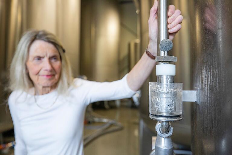 Geschäftsführerin Susan Schubert will eine neue Kerntruppe zusammenstellen. Im Keller überprüft für gewöhnlich Robert Keller seit 48 Jahren den Reife- und Gärprozess. Geschäftsführerin Susan Schubert will eine neue Kerntruppe zusammenstellen. Im Keller überprüft für gewöhnlich Robert Keller seit 48 Jahren den Reife- und Gärprozess. 