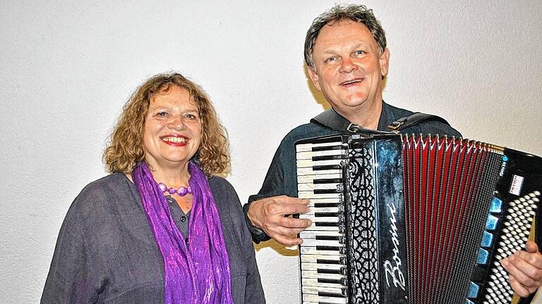 „Henz, wenn?s Frühjoahr künnt“ - (is) Zum Frühjahrsauftakt gibt es eine Premiere beim Gadenverein: Veronika Klose und Johannes Wohlfahrt, beide in den Gaden als Solisten bekannt, treten am Samstag, 5. März, um 20 Uhr dort erstmals gemeinsam auf. Die fränkische Mundart pflegt Veronika Klose aus Greßthal unter dem jahreszeitlich abgestimmten Titel „Henz, wenn?s Frühjoahr künnt“ mit „Gschichtli und Gedichtli“. Johannes Wohlfahrt aus Thüngersheim umrahmt die Texte mit „a poassenia Musigg dezu“. Die Themenpalette reicht von Ernstem und Heiterem über Kritischem und Satirischem bis hin zu Feierlichem und Profanem. Veronika Klose drückt ihre Gedanken im urtümlichen Dialekt ihres Heimatdorfes aus. Johannes Wohlfahrt nutzt für seine eigenen Lieder den Mainfränkischen Dialekt, intoniert fränkische Volksmusik und überrascht mit musikalischen Ausflügen in andere Stilrichtungen. Beginn ist um 20 Uhr, Einlass um 19 Uhr. Kartenbestellungen können unter (0 97 21) 80 61 65 erfolgen. „Henz, wenn?s Frühjoahr künnt“ - (is) Zum Frühjahrsauftakt gibt es eine Premiere beim Gadenverein: Veronika Klose und Johannes Wohlfahrt, beide in den Gaden als Solisten bekannt, treten am Samstag, 5. März, um 20 Uhr dort erstmals gemeinsam auf. Die fränkische Mundart pflegt Veronika Klose aus Greßthal unter dem jahreszeitlich abgestimmten Titel „Henz, wenn?s Frühjoahr künnt“ mit „Gschichtli und Gedichtli“. Johannes Wohlfahrt aus Thüngersheim umrahmt die Texte mit „a poassenia Musigg dezu“. Die Themenpalette reicht von Ernstem und Heiterem über Kritischem und Satirischem bis hin zu Feierlichem und Profanem. Veronika Klose drückt ihre Gedanken im urtümlichen Dialekt ihres Heimatdorfes aus. Johannes Wohlfahrt nutzt für seine eigenen Lieder den Mainfränkischen Dialekt, intoniert fränkische Volksmusik und überrascht mit musikalischen Ausflügen in andere Stilrichtungen. Beginn ist um 20 Uhr, Einlass um 19 Uhr. Kartenbestellungen können unter (0 97 21) 80 61 65 erfolgen.