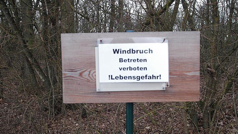 Hinweisschilder sollen Spaziergänger am Trimm-Dich-Pfad vor einem Betreten der Waldfläche, die nicht geräumt werden wird, warnen.