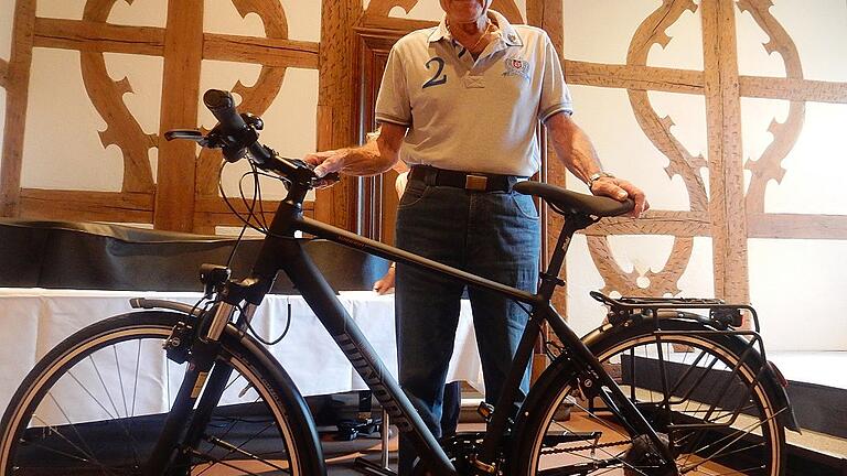 Der Hauptpreis beim Stadtradeln &ndash; eine Trekkingrad &ndash; ging an Heinz Winkelmann, der auf 2835 Kilometern der Luft 403 Kilogramm Kohlendioxid erspart hat.