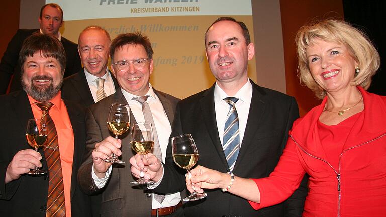 Die Freien Wähler stießen mit einem Glas Wein an: Landtagsabgeordneter Gerald Pittner (vorne von links), Stefan Wolbert, Parteivorsitzender und Staatsminister Hubert Aiwanger und Landrätin Tamara Bischof, hinten sind Frank Stierhof (oben) und Uwe Pfeiffle zu sehen. Die Freien Wähler stießen mit einem Glas Wein an: Landtagsabgeordneter Gerald Pittner (vorne von links), Stefan Wolbert, Parteivorsitzender und Staatsminister Hubert Aiwanger und Landrätin Tamara Bischof, hinten sind Frank Stierhof (oben) und Uwe Pfeiffle zu sehen.