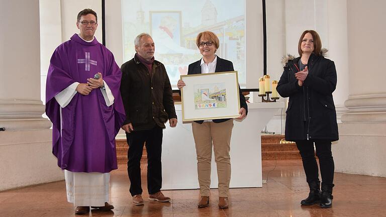 Mit einem Dankgottesdienst verabschiedeten Dr. Andreas Krefft (links), Eduard Lyschick und Nachfolgerin Christina Wolf (rechts) die langjährige Leiterin des Kindergartens Mariä Himmelfahrt, Gudrun Hellmuth. Mit einem Dankgottesdienst verabschiedeten Dr. Andreas Krefft (links), Eduard Lyschick und Nachfolgerin Christina Wolf (rechts) die langjährige Leiterin des Kindergartens Mariä Himmelfahrt, Gudrun Hellmuth.