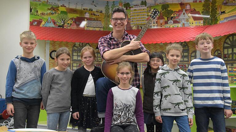 Der Kinderbuchautor Christian Seltmann machte im Rahmen der MainLit Station in der Höchberger Bibliothek. Der Kinderbuchautor Christian Seltmann machte im Rahmen der MainLit Station in der Höchberger Bibliothek.