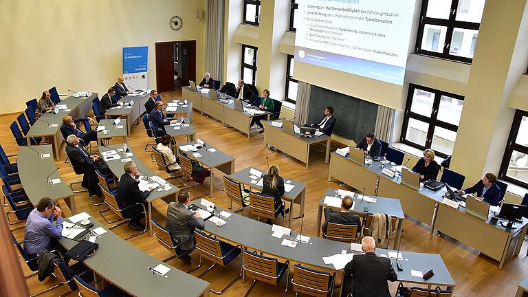 Runder Tisch im Großen Sitzungssaal des Schweinfurter Rathauses zum Thema 'Transparenz gestalten'. Runder Tisch im Großen Sitzungssaal des Schweinfurter Rathauses zum Thema 'Transparenz gestalten'.