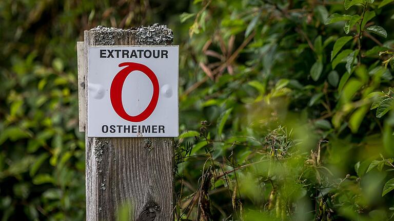 Auf dem Weg folgt man dem roten 'O' – Zeichen der 'Extratour Ostheimer'. Auf dem Weg folgt man dem roten 'O' – Zeichen der 'Extratour Ostheimer'.