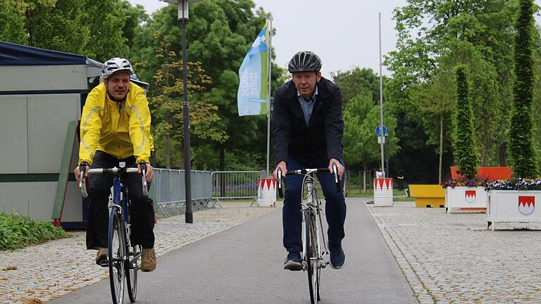 Umstieg aufs Fahrrad: Klimaschutzmanager Martin Schneider (links) und OB Stefan Güntner beim Kitzinger Stadtradeln.