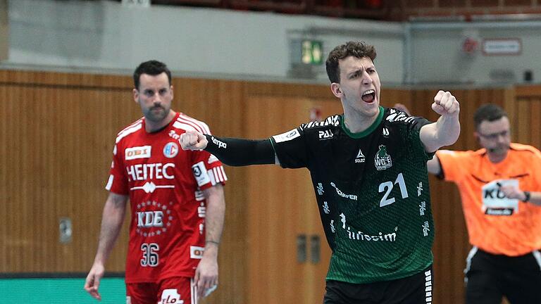 Szene vom 35:29-Heimsieg der Wölfe Würzburg gegen den HC Erlangen II vom 24. Februar 2024: Der Würzburger (und Ex-Erlanger) Tim Bauder (vorne rechts) jubelt, Gästespieler Florian von Gruchalla schaut betreten drein.