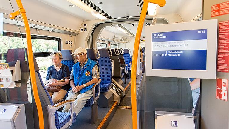 Wenn das Fahren mit der Bahn alleine nicht geht, dann bietet die Bahnhofsmission in Schweinfurt Hilfe an. Rudolf Steiche begleitet regelmäßig Ingeborg Pusch von Haßfurt nach Würzburg. Die 67-Jährige ist blind. Wenn das Fahren mit der Bahn alleine nicht geht, dann bietet die Bahnhofsmission in Schweinfurt Hilfe an. Rudolf Steiche begleitet regelmäßig Ingeborg Pusch von Haßfurt nach Würzburg. Die 67-Jährige ist blind.