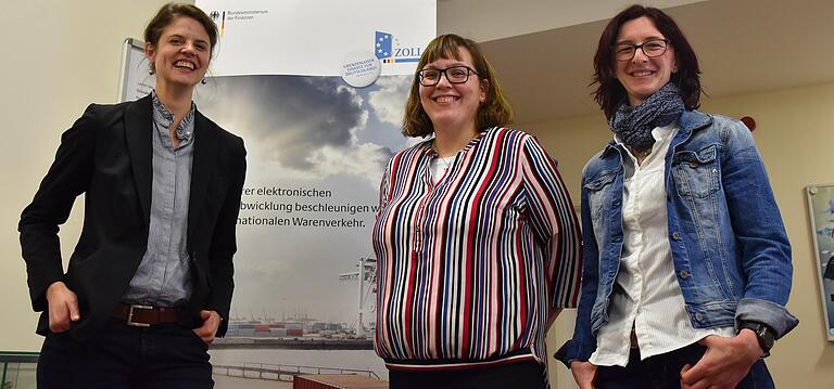 Nicht nur die Briten haben krisenfesten Humor. Auch die Verantwortlichen des Hauptzollamtes in Schweinfurt haben das Lachen noch nicht verlernt angesichts des drohenden Brexit. Im Bild von links die stellvertretende Leiterin Franziska Schubert, Pressesprecherin Tanja Manger und Kati Kregel, deren Schwerpunkt der grenzüberschreitende Warenverkehr ist. Nicht nur die Briten haben krisenfesten Humor. Auch die Verantwortlichen des Hauptzollamtes in Schweinfurt haben das Lachen noch nicht verlernt angesichts des drohenden Brexit. Im Bild von links die stellvertretende Leiterin Franziska Schubert, Pressesprecherin Tanja Manger und Kati Kregel, deren Schwerpunkt der grenzüberschreitende Warenverkehr ist.