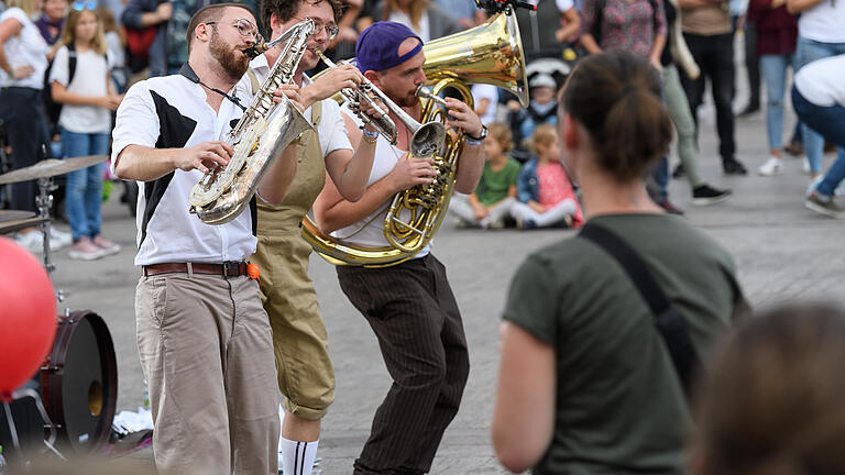Guter Start: Zahlreiche Menschen verfolgten am Freitagnachmittag den Auftritt der Band Blechsalat beim STRAMU in der Innenstadt in Würzburg. Guter Start: Zahlreiche Menschen verfolgten am Freitagnachmittag den Auftritt der Band Blechsalat beim STRAMU in der Innenstadt in Würzburg. 