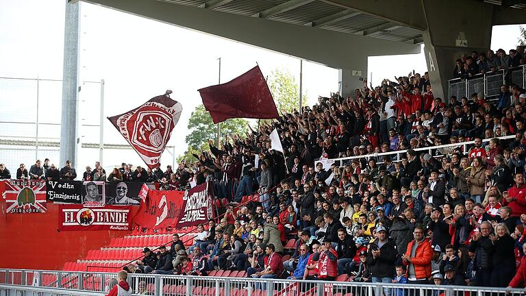 Die stehenden Fans am Rand der Haupttribüne im Stadion am Dallenberg sind aus Sicht der Stadt Würzburg ein Problem. Die stehenden Fans am Rand der Haupttribüne im Stadion am Dallenberg sind aus Sicht der Stadt Würzburg ein Problem.