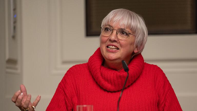 Kulturstaatsministerin Claudia Roth       -  Kulturstaatsministerin Claudia Roth spricht bei einer Pressekonferenz.