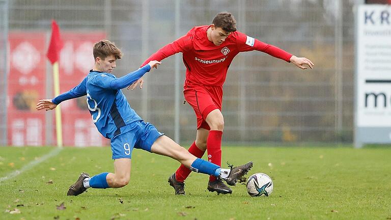 Cornelius Hock (links), hier im U-19-Bayernliga-Derby gegen Jonas Enzmann vom FC Würzburger Kickers, wird kommende Saison das blaue Trikot des FV 04 Würzburg gegen den schwarzweiße Shirt des TSV Karlburg eintauschen.