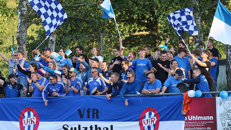 Rhöner Relegation - Toller Support von den Fans des VfR Sulzthal, die das Team großartig unterstützten und dennoch den bitteren Abstieg in die Kreisklasse aushalten mussten. Rhöner Relegation - Toller Support von den Fans des VfR Sulzthal, die das Team großartig unterstützten und dennoch den bitteren Abstieg in die Kreisklasse aushalten mussten.