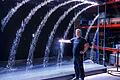 Künstlicher Regen in Christian Eids Werkstatt- und Lagerhalle im Lengfurter Gewerbegebiet:&nbsp; Er zeigt, wie seine Wasserwand funktioniert. Das Wasser fließt aus elektronisch gesteuerten Elementen tröpfchenweise herab und wird beleuchtet. So entstehen besondere Effekte.