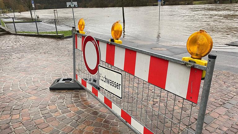 Hochwasser am Mainkaiparkplatz in Marktheidenfeld am Donnerstag.