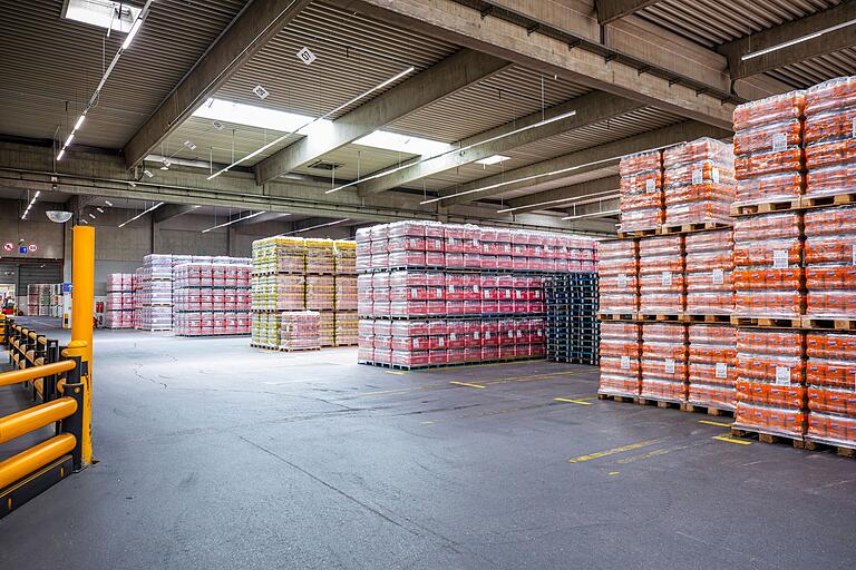 Noch sind sie im Lager – später sind die Flaschen in den Regalen der Supermärkte und Discounter zu finden. Noch sind sie im Lager – später sind die Flaschen in den Regalen der Supermärkte und Discounter zu finden.