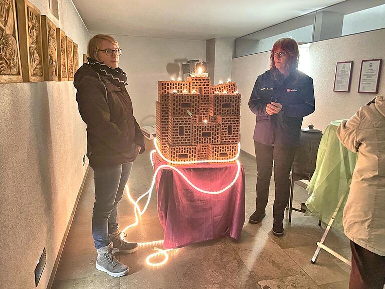 An der Klagemauer konnte man Zettel mit Anliegen einstecken. An der Klagemauer konnte man Zettel mit Anliegen einstecken.
