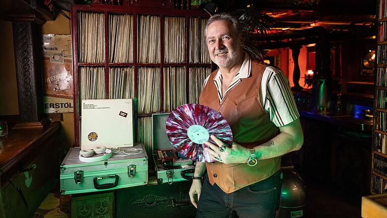 Im 'Tscharlie' hat Claus Altenhöfer eine große Auswahl an Schallplatten. Im 'Tscharlie' hat Claus Altenhöfer eine große Auswahl an Schallplatten.