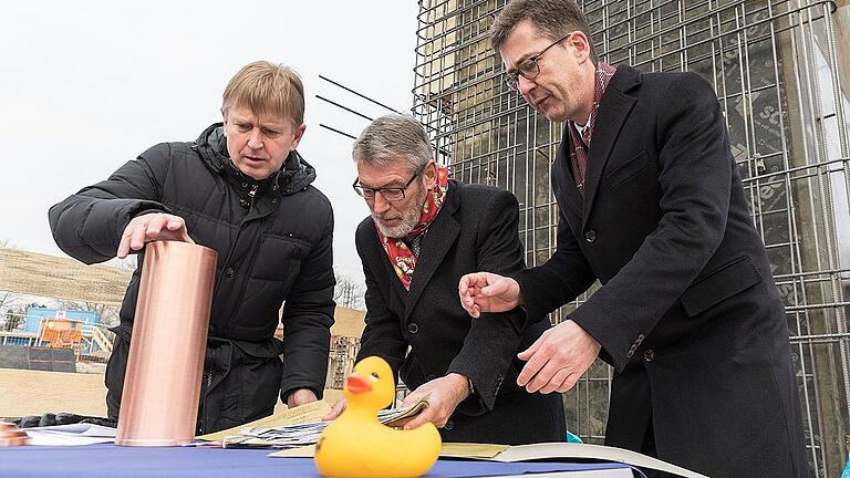 Damit unsere Nachkommen wissen, womit wir spielten: Auch eine gelbe Quietscheente kam in die Zeitkapsel für den symbolischen Grundstein. Diese befüllten (von links) Bädergesellschaft-Geschäftsführer Jürgen Athmer, WVV-Chef Thomas Schäfer und Oberbürgermeister Christian Schuchardt.