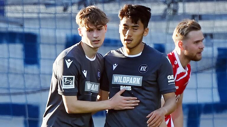 Mit einem Sondertrikot erinnerten die Spieler des KSC - hier Dominik Kother (links) und 1:0-Torschütze Kyoung-rok Choi - an ihre alte Spielstätte