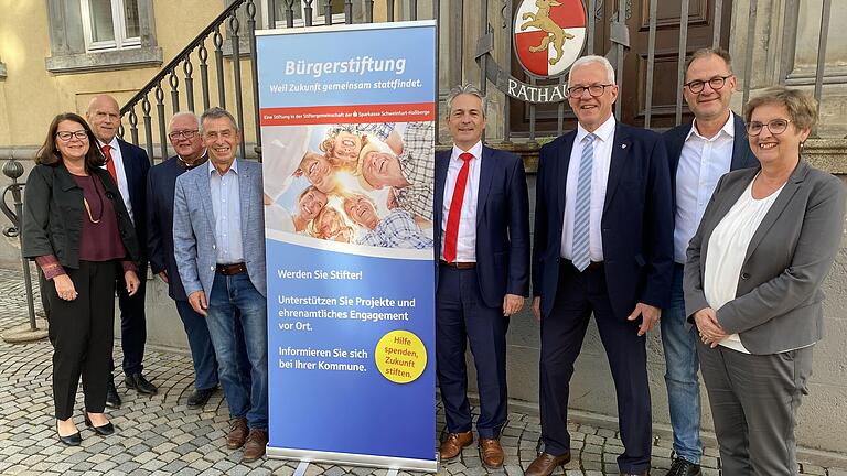 Übergabe der Stifuntgurkunde für die Haßfurter Bürgerstiftung (von links): Sonja Geus (Stiftungsrätin), Erich Kuhn (Stiftungsberater Sparkasse), Norbert Geier, Robert Willinger (beide Stiftungsräte), Peter Schleich (Vorstandsvorsitzender der Sparkasse), Bürgermeister Günther Werner, Wolfgang Hömer (Stadtkämmerer) und Gisela Schott (Stiftungsrätin). Übergabe der Stifuntgurkunde für die Haßfurter Bürgerstiftung (von links): Sonja Geus (Stiftungsrätin), Erich Kuhn (Stiftungsberater Sparkasse), Norbert Geier, Robert Willinger (beide Stiftungsräte), Peter Schleich (Vorstandsvorsitzender der Sparkasse), Bürgermeister Günther Werner, Wolfgang Hömer (Stadtkämmerer) und Gisela Schott (Stiftungsrätin).