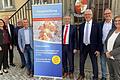 Übergabe der Stifuntgurkunde für die Haßfurter Bürgerstiftung (von links): Sonja Geus (Stiftungsrätin), Erich Kuhn (Stiftungsberater Sparkasse), Norbert Geier, Robert Willinger (beide Stiftungsräte), Peter Schleich (Vorstandsvorsitzender der Sparkasse), Bürgermeister Günther Werner, Wolfgang Hömer (Stadtkämmerer) und Gisela Schott (Stiftungsrätin).