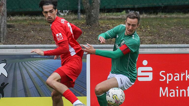 Yasin Kaya (links) vom ATSV Erlangen und Adrian Dußler vom TSV Abtswind haben ihren Blick auf den Ball gerichtet. Die Abtswinder verloren ihr Bayernliga-Heimspiel gegen Erlangen mit 0:1.