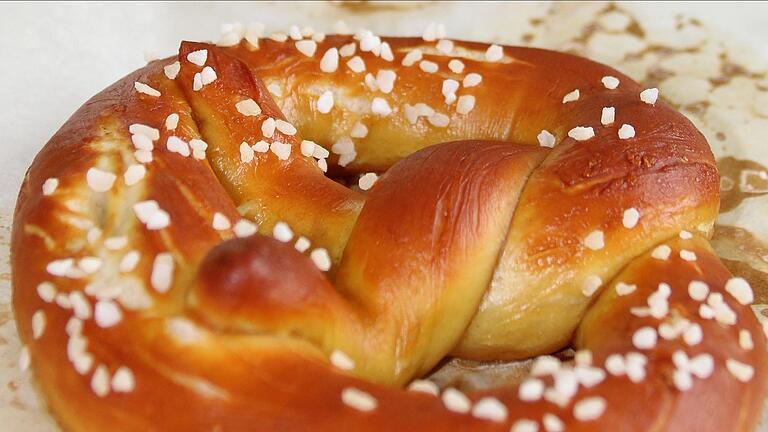 Brezeln, knackig braun gebacken, gibt's auch in der Bäckerei Hedrich. - Brezeln, knackig braun gebacken, gibt's auch in der Bäckerei Hedrich. Brezeln, knackig braun gebacken, gibt's auch in der Bäckerei Hedrich. - Brezeln, knackig braun gebacken, gibt's auch in der Bäckerei Hedrich.