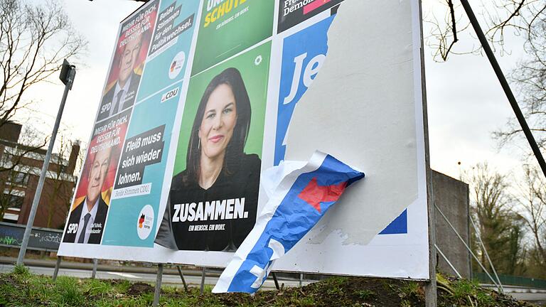 In Wernfeld wurde ein Wahlplakat der AfD nicht beschädigt, sondern unter anderem ein Regenbogenplakat am gleichen Pfahl angebracht. In Wernfeld wurde ein Wahlplakat der AfD nicht beschädigt, sondern unter anderem ein Regenbogenplakat am gleichen Pfahl angebracht.