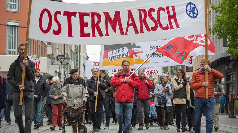 Ostermarsch: 200 Menschen setzen Zeichen für Frieden       -  Gut 200 Menschen liefen am Karsamstag beim Ostermarsch durch die Würzburger Innenstadt.