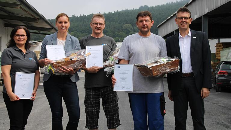 LohrElement ehrt langjährige Mitarbeiter (von links): Katja Dülk, Geschäftsführerin Stefanie Träger, Viktor Balinski, Waldemar Schlegel und Geschäftsführer Klaus Roth.