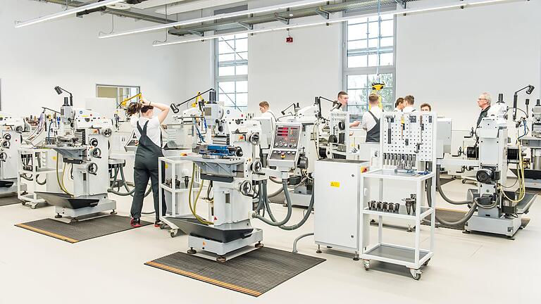 Der Einsatz Künstlicher Intelligenz im 3D-Druck soll inhaltlicher Schwerpunkt eines Technologietransferzentrums in Main-Spessart werden. Das Bild zeigt das Ausbildungszentrum der Firma Schaeffler in Schweinfurt, in dem unter anderem mit 3D-Druckern gearbeitet wird. Der Einsatz Künstlicher Intelligenz im 3D-Druck soll inhaltlicher Schwerpunkt eines Technologietransferzentrums in Main-Spessart werden. Das Bild zeigt das Ausbildungszentrum der Firma Schaeffler in Schweinfurt, in dem unter anderem mit 3D-Druckern gearbeitet wird.