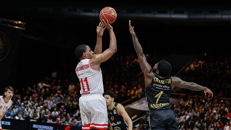 Basketball Löwen Braunschweig vs. Wuerzburg Baskets. Im Bild: v.li. Isaiah Washington (Wuerzburg Baskets, 11) gegen TJ Crockett Jr. (Basketball Loewen Braunschweig, 1) Basketball Löwen Braunschweig vs. Wuerzburg Baskets. Im Bild: v.li. Isaiah Washington (Wuerzburg Baskets, 11) gegen TJ Crockett Jr. (Basketball Loewen Braunschweig, 1)