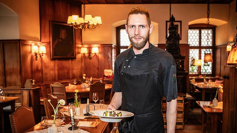 Der Chefkoch Leonard Vörding vom Restaurant und Weinhaus zum Stachel in Würzburg präsentiert sein Spargelgericht. Der Chefkoch Leonard Vörding vom Restaurant und Weinhaus zum Stachel in Würzburg präsentiert sein Spargelgericht. 
