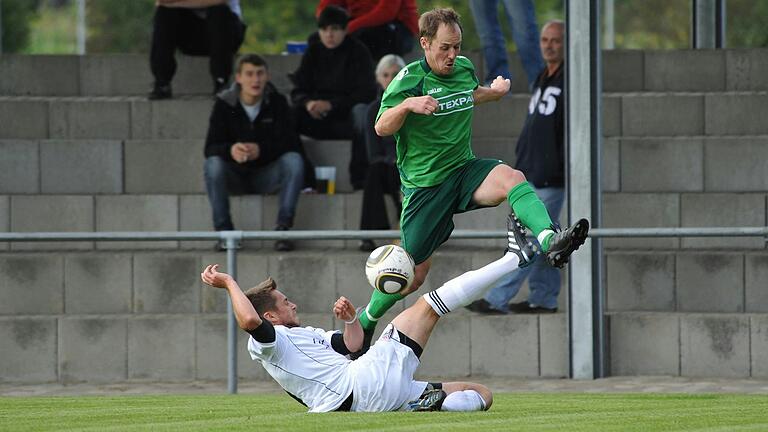 Christian Laus (oben) spielte mit dem TSV Großbardorf in der Regional- und Bayernliga. Diese Spielszene mit Florian Wenninger stammt aus dem Großbardorfer Bayernliga Heimspiel von September 2010 gegen den FC Ingolstadt (2:1). Wenninger spielte in der Saison 2015/16 auch mal ein Jahr beim FC 05 Schweinfurt.