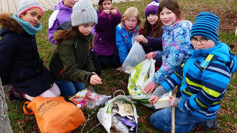 Die  AG-Natur-Gruppe „Jugendarbeit macht Schule“ der Grundschule Waldbüttelbrunn leistete einen Beitrag zur sauberen Natur.