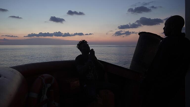 Die 82 Migranten auf dem Rettungsschiff 'Ocean Viking' im Mittelmeer durften am Wochenende in Italien an Land.