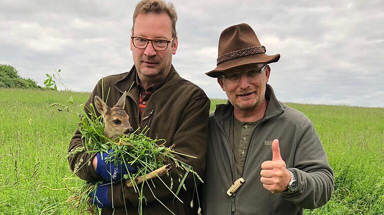 Michael Hein (rechts), Vorsitzender der Kreisgruppe Würzburg im Bayerischen Jagdverband, mit Ralf Kuckertz und einem Rehkitz. Er kritisiert, dass Jäger mehr Rehe schießen sollen.