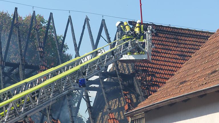 Über die große Drehleiter erfolgte der Angriff auf das in Flammen stehende Dach der Scheune.