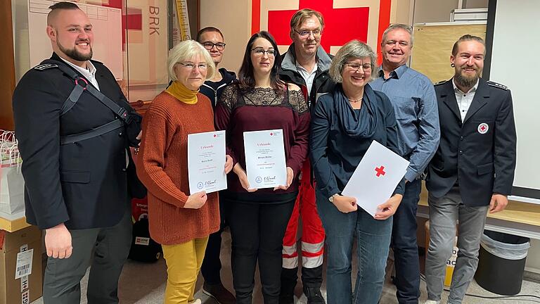 Ehrungen für Jahrzehnte lange Treue zur BRK-Bereitschaft: (von links) Niclas Göpfert, Maria Rieth, Johannes Büchs, Miriam Möller, Ralph Möller, Iris Muhr, Ronny Muhr und Sven Staude. Ehrungen für Jahrzehnte lange Treue zur BRK-Bereitschaft: (von links) Niclas Göpfert, Maria Rieth, Johannes Büchs, Miriam Möller, Ralph Möller, Iris Muhr, Ronny Muhr und Sven Staude.