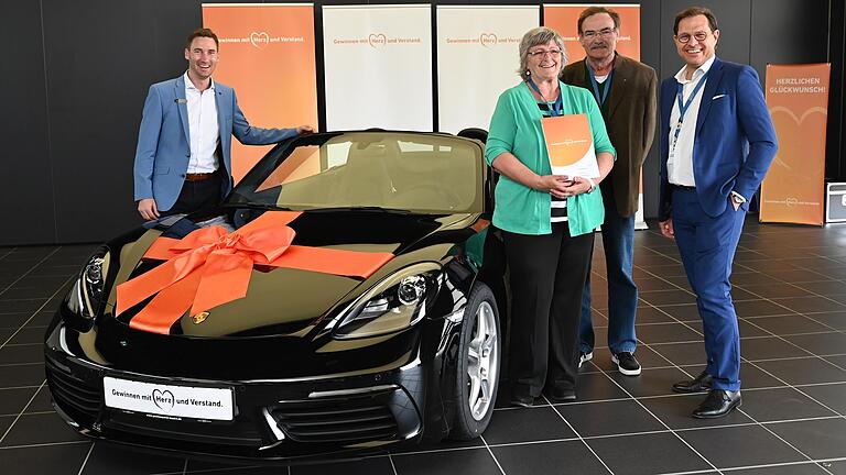 Glückliche Gewinner (von linsk): Markus Eichenseer vom VR-Gewinnsparverein Bayern übergibt den Porsche 718 Boxter an Gerda und Anton Schmitt aus Wasserlosen. Zum Hauptgewinne gratuliert ihnen Frank Hefner, Vorstandssprecher der VR-Bank Main-Rhön eG.